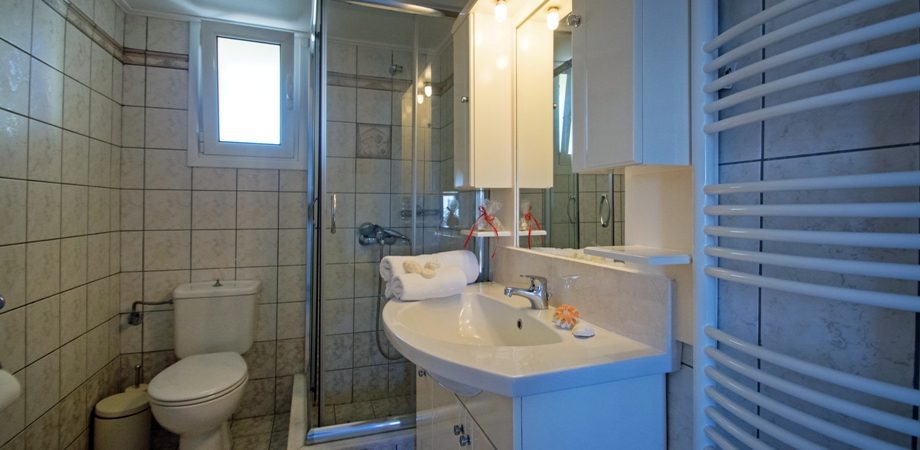 No7 bathroom Kythira rooms